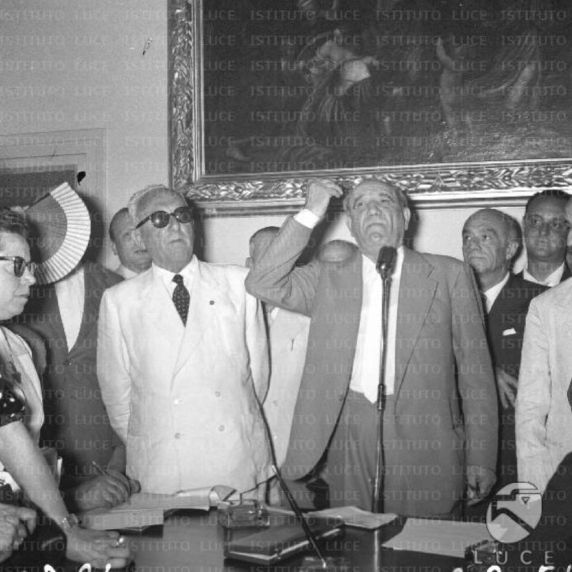 Achille Lauro (in completo bianco) partecipa a una riunione di suoi sostenitori.