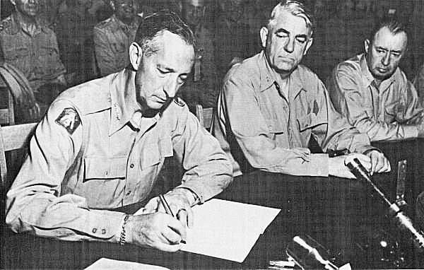 Il generale Clark firma per gli USA l'armistizio con le forze popolari coreane.
