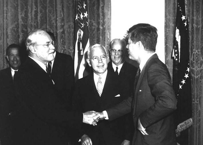 Kennedy stringe la mano ad Allen Dulles. Dopo l'insuccesso dello sbarco alla Baia dei porci, Dulles verrà rimosso da Kennedy.