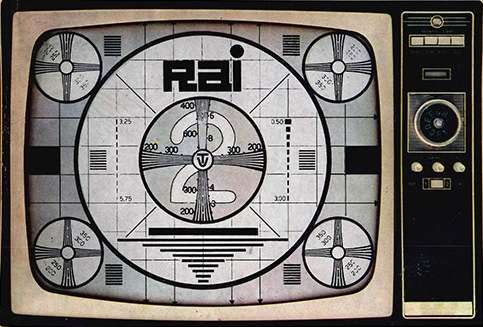 Il monoscopio dei Rai 2 appare sul teleschermo.