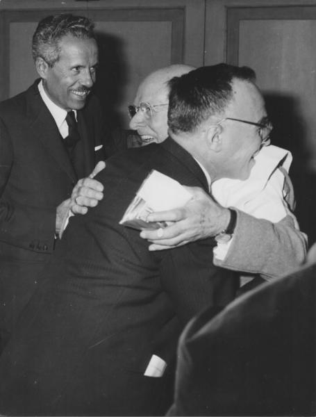 Giorgio La Pira (in primo piano) riceve le felicitazioni per la sua elezione; alla sua sinistra il vicesindaco Enriquez Agnoletti.