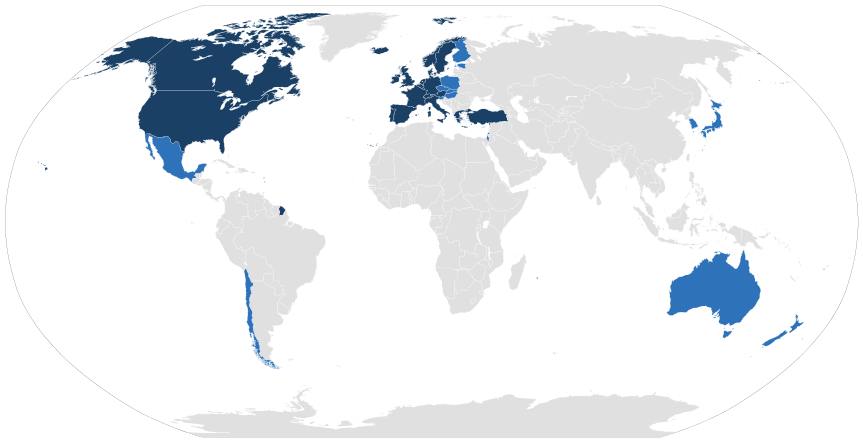 La mappa indica i paesi fondatori (in blu scuro) dell'OEEC e quelli associati successivamente (in blu chiaro) alla nascita dell'OCSE.