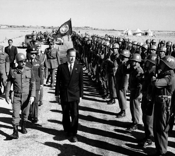 Dag Hammarskjold passa in rassegna un reparto di caschi blu dell'ONU in Africa.
