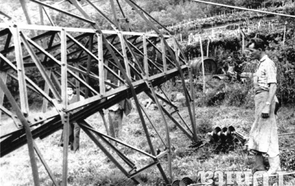 Un traliccio abbattuto nella «notte dei fuochi».