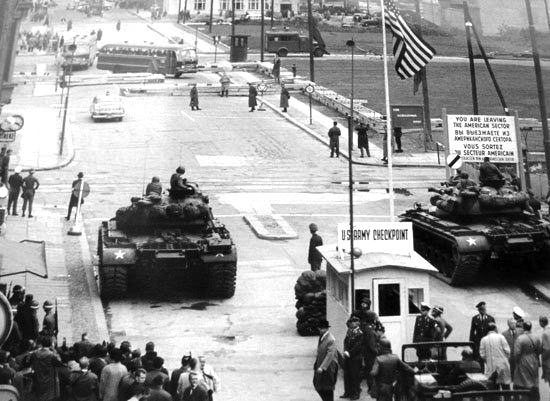 Carri armati controllano il famoso check point Charlie per il passaggio tra Berlino ovest e Berlino est.