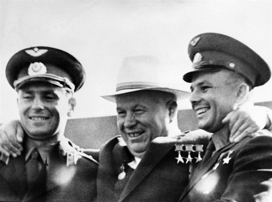 Nikita Krusciov con gli astronauti russi Titov (a sinistra) e Gagarin (a destra).
