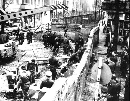 Il muro di Berlino in costruzione.