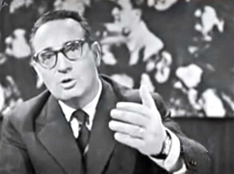 Gianni Granzotto presenta la prima trasmissione tv di Tribuna elettorale.