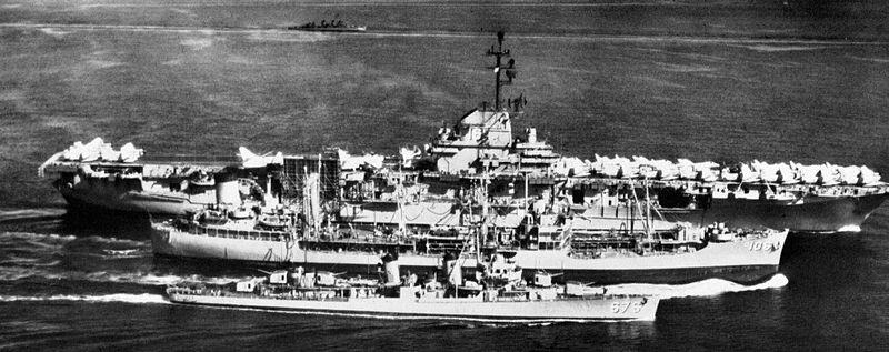 La portaerei americana Lexington con altre navi d'appoggio, nel 1958 durante la crisi nel Pacifico.