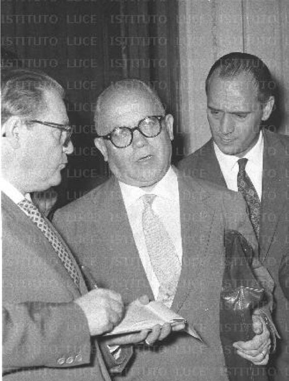 Giulio Pastore con i giornalisti il 2/7/1958.