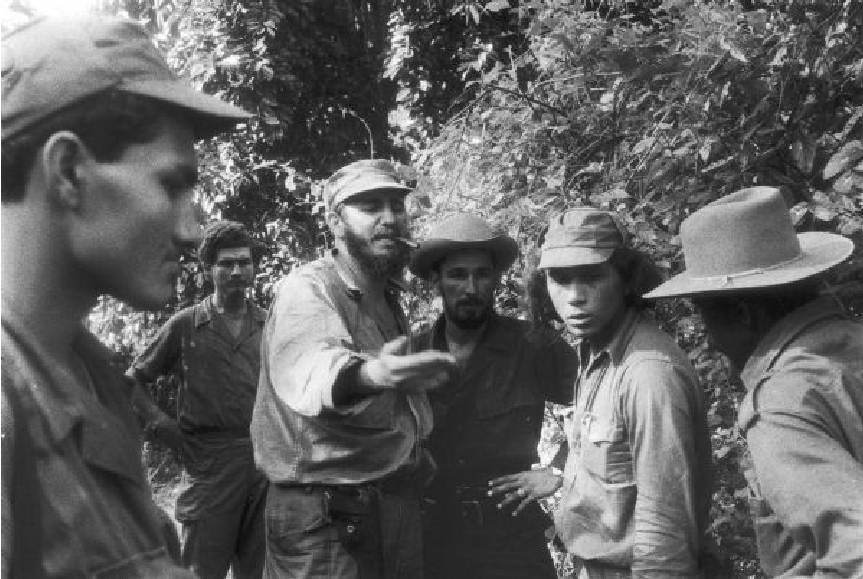 Castro nella Sierra Maestra con i suoi compagni.