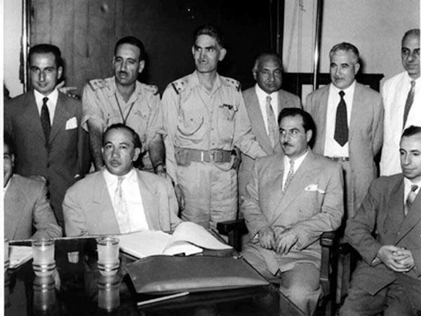 Il gen. Kassem (al centro in piedi) con altri ufficiali che hanno compiuto il colpo di stato in Iraq.