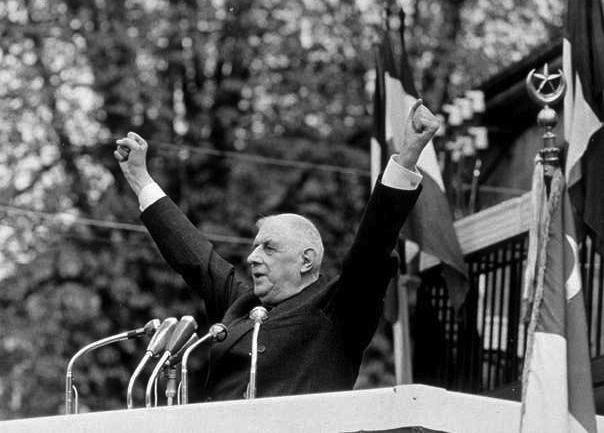 Charles De Gaulle esulta per la vittoria nelle elezioni del 1958.