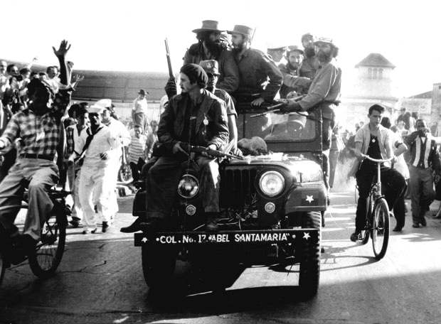 Fidel Castro entra a La Havana alla testa dei suoi guerriglieri.