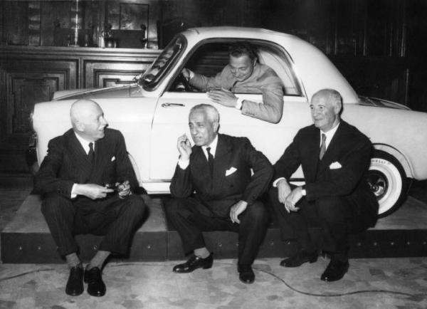 Valletta (alcentro, in basso) con Gianni Agnelli (nella vettura), alla presentazione della Bianchina.