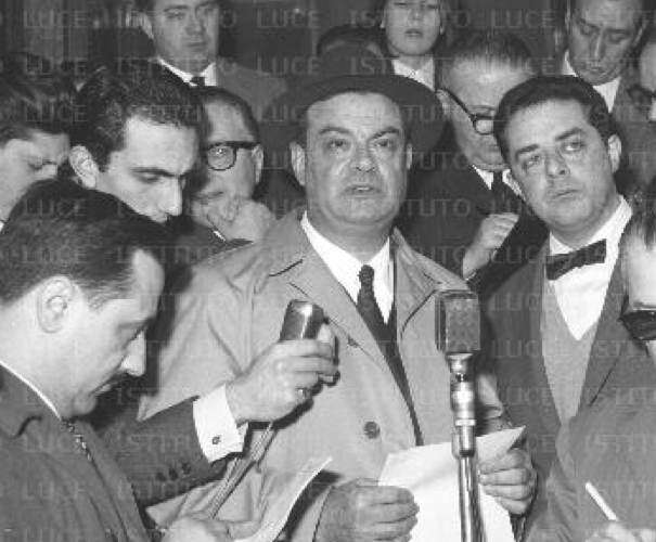 Giovanni Malagodi impegnato con i giornalisti.