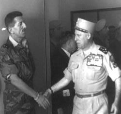 Il prefetto Massu (a sinistra) con il gen. Salan.