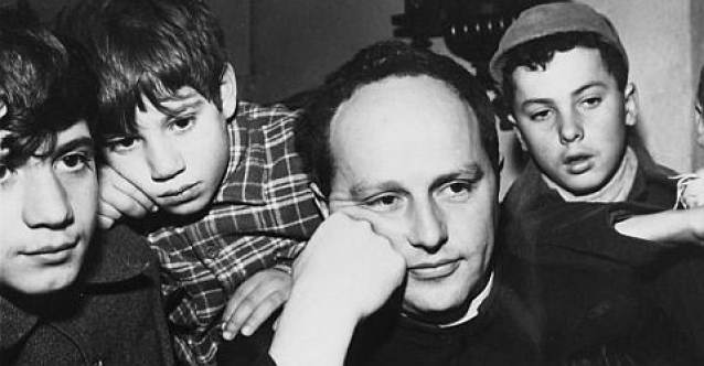 Don Lorenzo Milani con alcuni ragazzi di Barbiana.