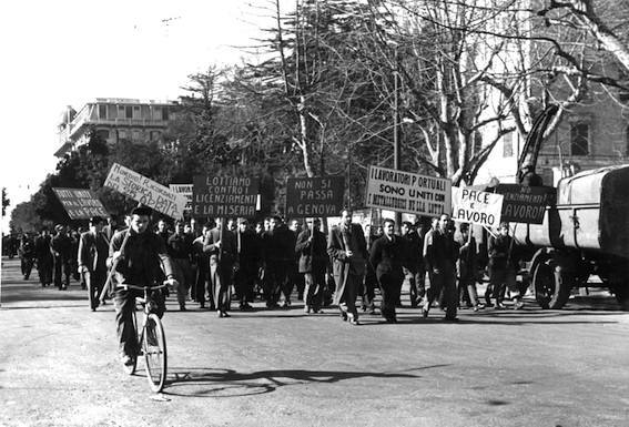 Corteo di portuali genovesi a sostegno delle lotte operaie.