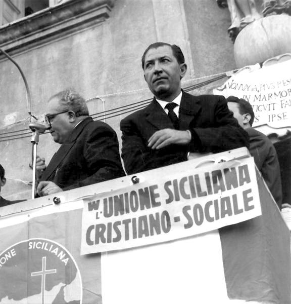 Silvio Milazzo (a sinistra) durante la campagna elettorale del 1959.
