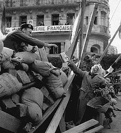 Barricata ad Algeri a sostegno di Massu.