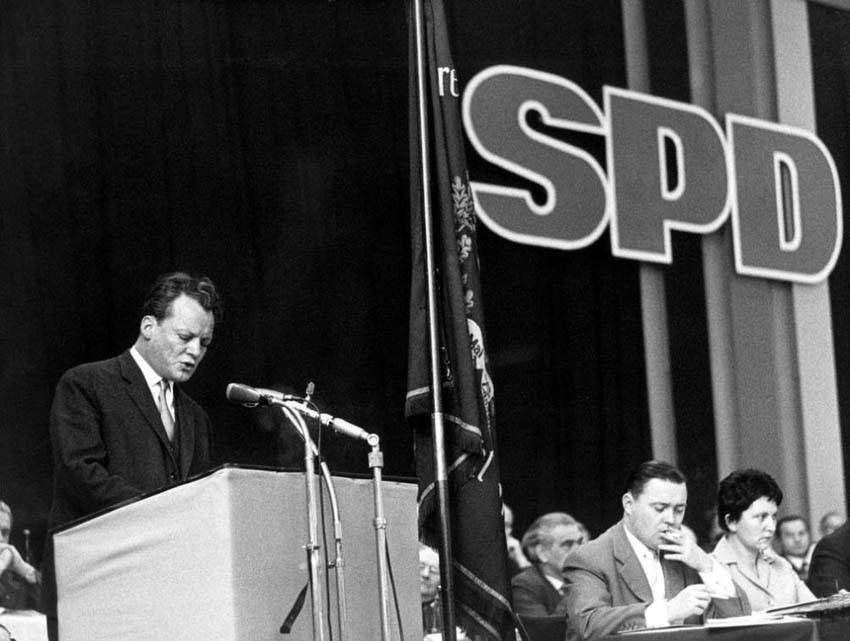 Willy Brandt al pulpito del congresso SPD.