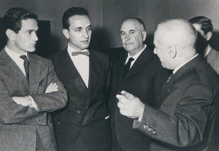 Pasolini con il sindaco di Crotone, dove ricevette il premio con una giuria formata da Ungaretti, Gadda, Moravia e Bassani.