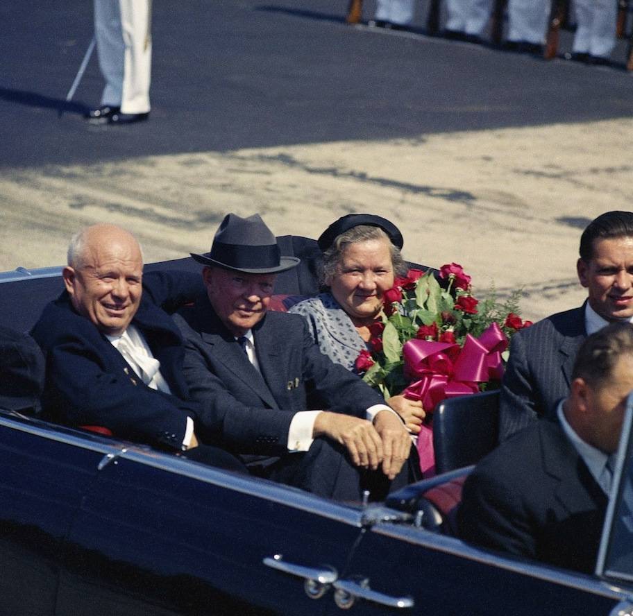 Nikita Kruscev con la moglie e il Presidente Eisenhower.