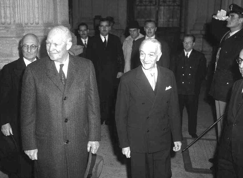 Il Presidente Eisenhower accolto a Roma dal Presidente Segni.