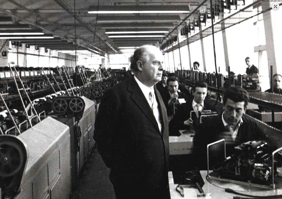 Adriano Olivetti in fabbrica.