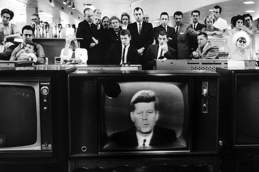 Gli americani ascoltano Kennedy durante il suo messaggio televisivo.