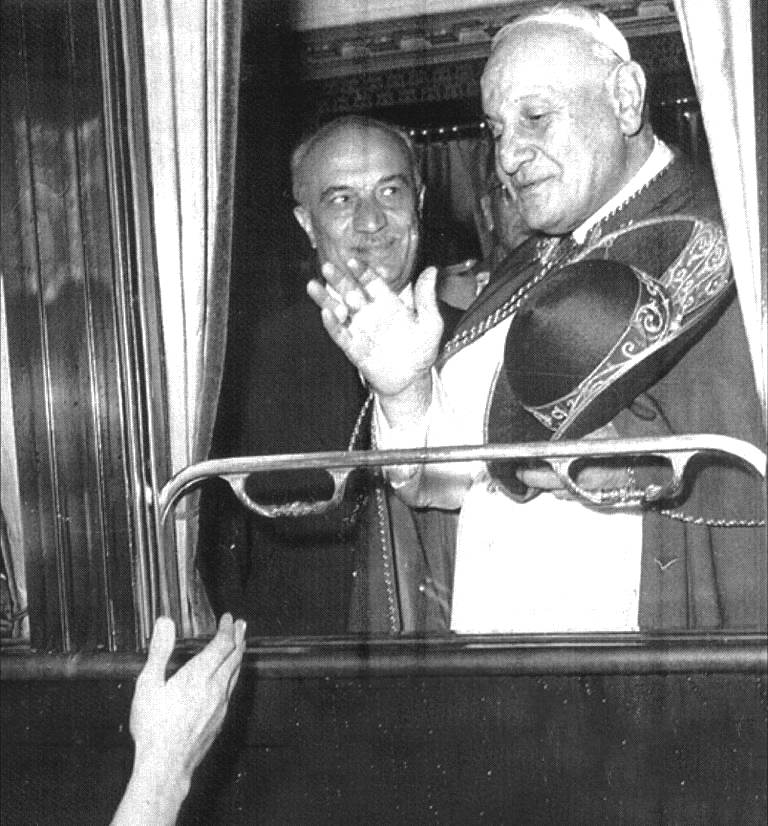 Giovanni XXIII con Fanfani sul treno che li porterà a Loreto.