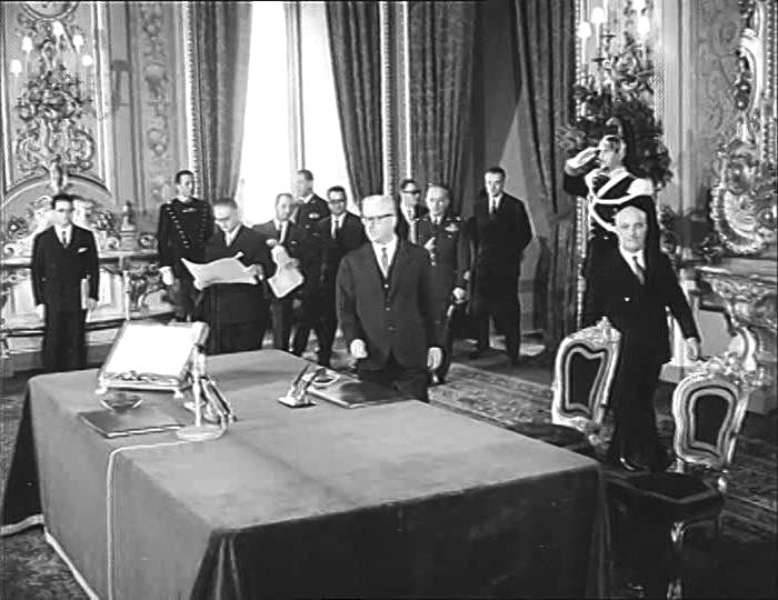 Il Presidente della Repubblica Gronchi con Fanfani per il giuramento dei ministri del nuovo gabinetto.