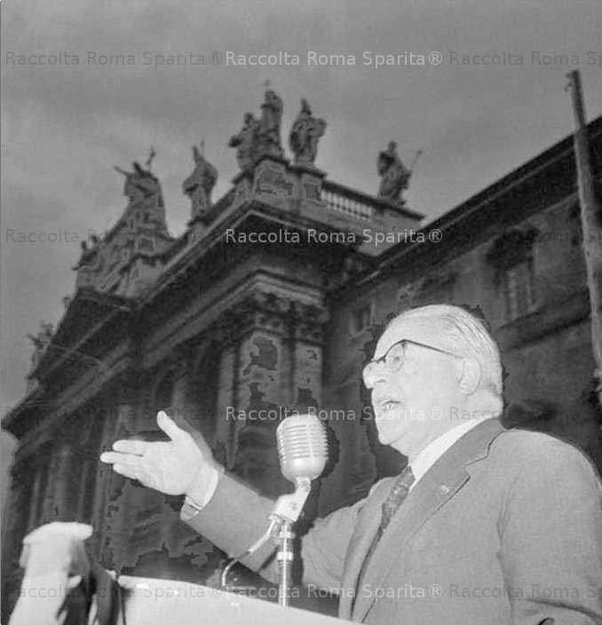 Togliatti al comizio di San Giovanni nel 1963.