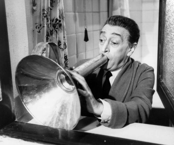 Antonio La Trippa (Totò) nel film "Gli onorevoli" di Corbucci del 1963.
