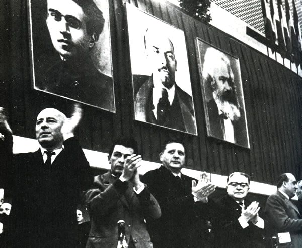 Sul palco del X congresso del PCI (da destra) Togliatti, Amendola, Berlinguer e Pajetta.