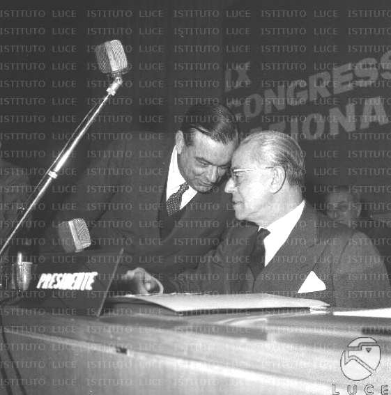 Malagodi (a sinistra) e Martino alla presidenza del IX congresso del PLI.