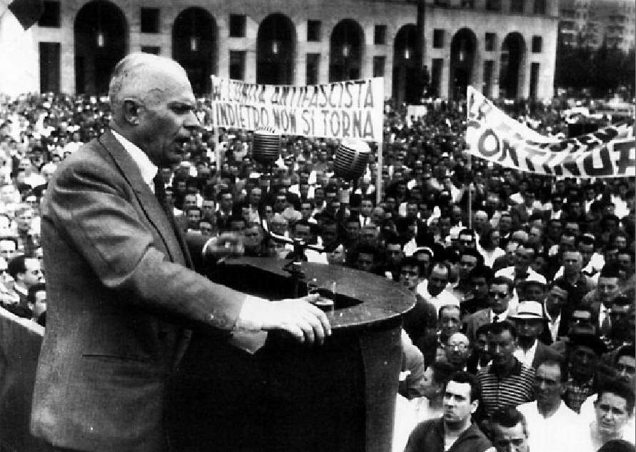 Sandro Pertini durante la manifestazione in Piazza Vittoria a Genova.
