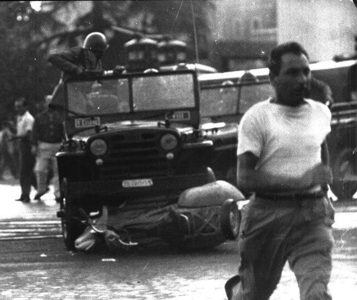I manifestanti attaccati dalla polizia sulle camionette.