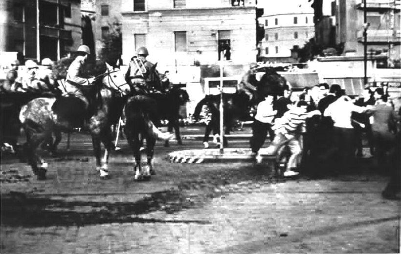 I carabinieri a cavallo disperdono i manifestanti a Porta San Paolo.