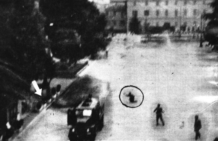Foto de l'Unità, relativa ai fatti di reggio, che mostra un poliziotto in ginocchio che spara su Afro Tondelli (indicato dalla freccia).
