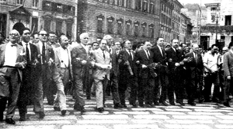 La testa del corteo dei centomila a Genova.