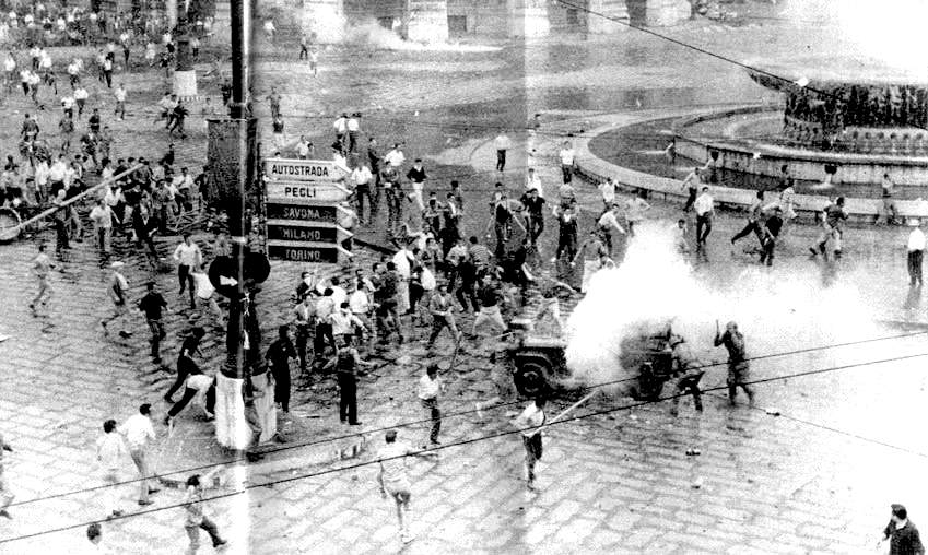 Gli scontri in Piazza De Ferrari.