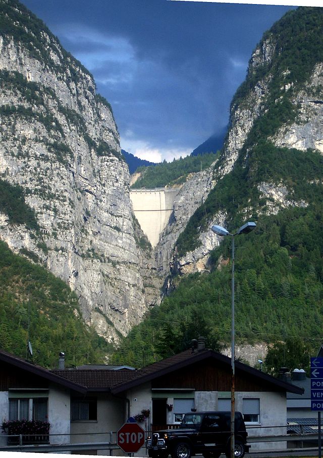 La diga del Vajont vista da Longarone in anni recenti.