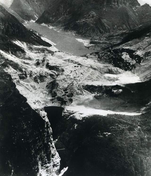 Il bacino artificiale del Vajont: in primo piano la diga, su ditero la massa del monte Tot crollata disastrosamente.