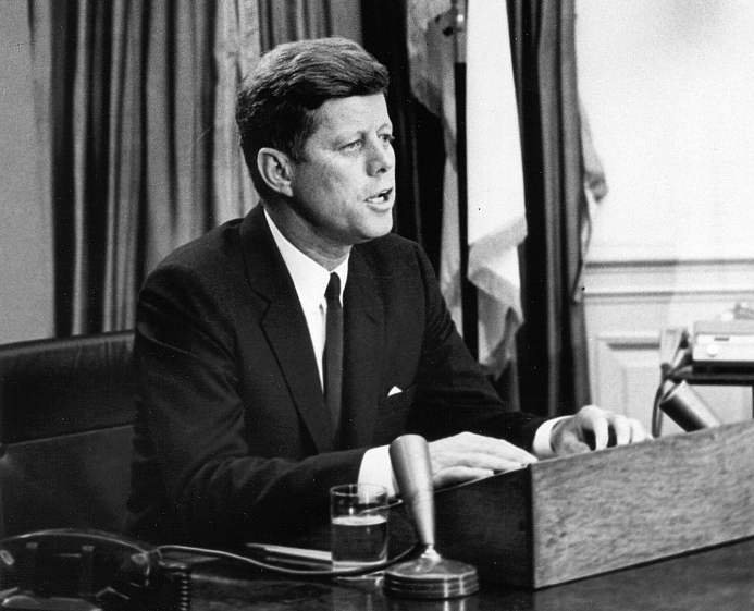 John F. Kennedy alla radio durante il suo discorso sui diritti civili.