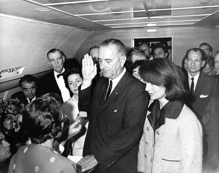 Lindon B. Johnson giura come nuovo presidente Usa sull'aereo che riporta a Washington la salma di Kennedy.