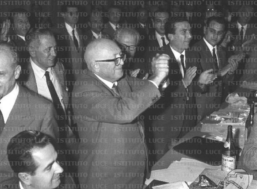 Nenni applaudito al XXXV congresso del PSI.