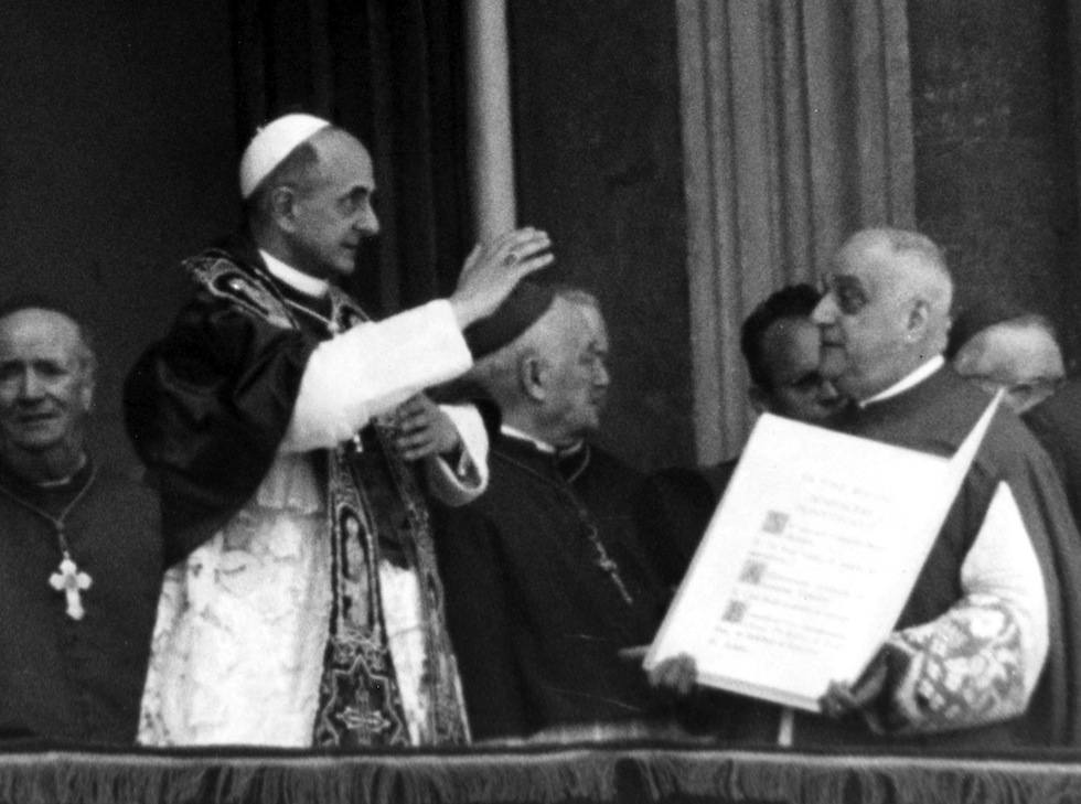 Paolo VI benedice subito dopo la sua elezione.