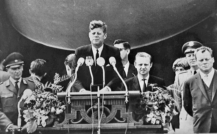 Kennedy durante il discorso di Berlino del giugno 1963.